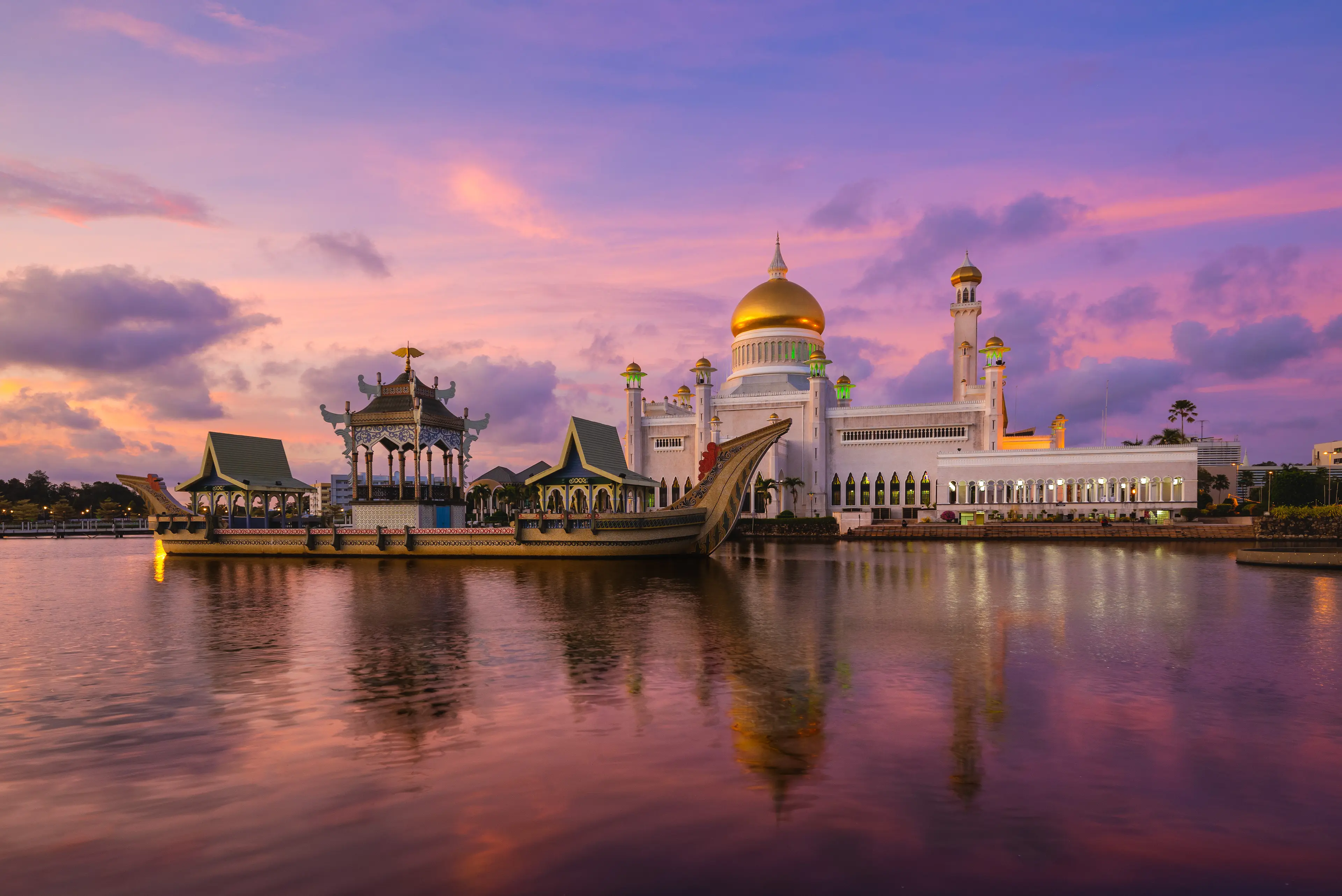 Omar Ali Saifuddien Mosque in Bandar Seri Begawan, Brunei.